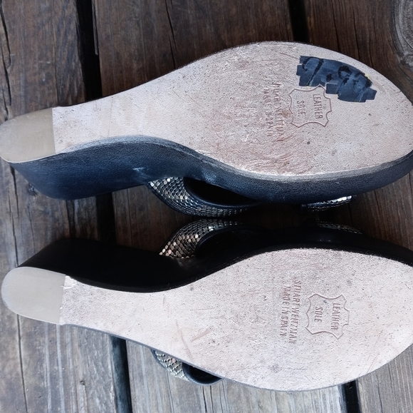 Stuart Weitzman women's black leather metallic crisscross wedge platform sandal. - Picture 7 of 7